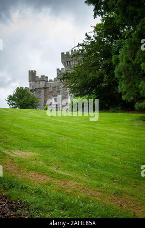 Un castello neogotico vittoriano di Wray, Lake District, Cumbria, Regno Unito Foto Stock