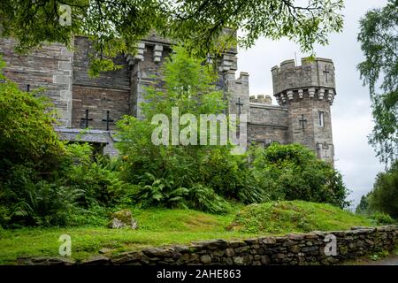 Un castello neogotico vittoriano di Wray, Lake District, Cumbria, Regno Unito Foto Stock