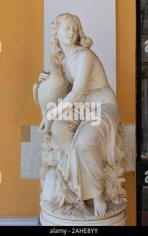 Statua in marmo di Afrodite con un'oca nel cortile delle Muse, Palazzo Achilleion, Corfù, Grecia Foto Stock