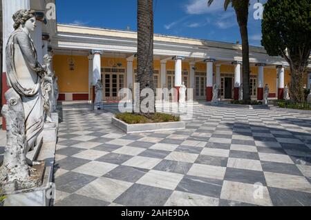 Cortile Delle Muse, Palazzo Achilleion, Corfù, Grecia Foto Stock