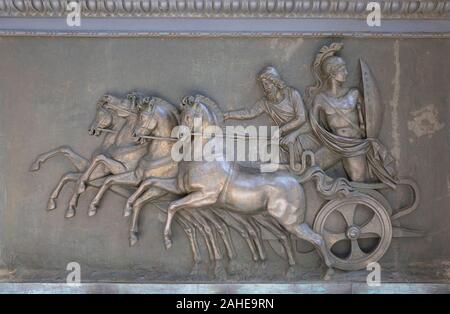 Rilievo di Achille sul carro nel Palazzo Achilleion, isola di Corfù, Grecia Foto Stock