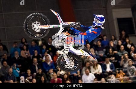 Gijon, Spagna. Il 28 dicembre, 2019. Freestyle Motocross rider Dani Torres in azione durante il moto Freestyle Cup masterizzare di Gijon al centro sportivo sul dicembre 28, 2019 in Gijon, Spagna. ©David Gato/Alamy Live News Foto Stock