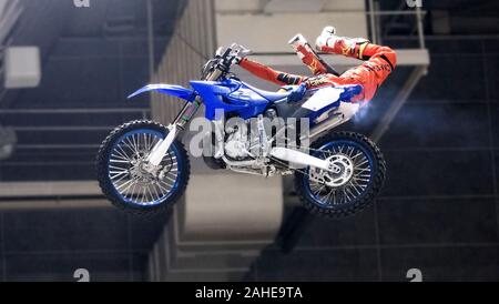 Gijon, Spagna. Il 28 dicembre, 2019. Freestyle Motocross rider Christian Meyer in azione durante il moto Freestyle Cup masterizzare di Gijon al centro sportivo sul dicembre 28, 2019 in Gijon, Spagna. ©David Gato/Alamy Live News Foto Stock