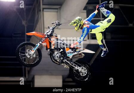 Gijon, Spagna. Il 28 dicembre, 2019. Freestyle Motocross rider Abramo Parra in azione durante il moto Freestyle Cup masterizzare di Gijon al centro sportivo sul dicembre 28, 2019 in Gijon, Spagna. ©David Gato/Alamy Live News Foto Stock