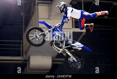 Gijon, Spagna. Il 28 dicembre, 2019. Freestyle Motocross rider Pedro Torres in azione durante il moto Freestyle Cup masterizzare di Gijon al centro sportivo sul dicembre 28, 2019 in Gijon, Spagna. ©David Gato/Alamy Live News Foto Stock