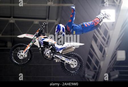 Gijon, Spagna. Il 28 dicembre, 2019. Freestyle Motocross rider Dani Torres in azione durante il moto Freestyle Cup masterizzare di Gijon al centro sportivo sul dicembre 28, 2019 in Gijon, Spagna. ©David Gato/Alamy Live News Foto Stock