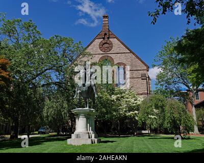 PROVIDENCE, Rhode Island, Stati Uniti d'America - Giugno 2015: Brown University campus, con una statua equestre di imperatore romano e filosofo Marco Aurelio Foto Stock