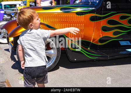 Methven, Nuova Zelanda. Il 28 dicembre 2019, prendendo il sole su un'auto personalizzata dai colori vivaci, la giornata di sole mette in luce la folla per una raccolta di hot rod e altre auto personalizzate sull'isola meridionale della Nuova Zelanda. Foto Stock