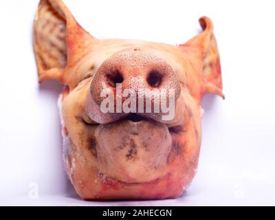 Carne di maiale tritata testa vista dal basso.. su sfondo bianco con la carne di maiale concetto isolato di close-up Foto Stock