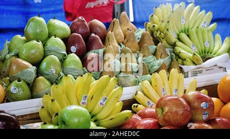 La frutta in vendita presso il centro storico di lato ovest Mercato in Ohio città quartiere di Cleveland, Ohio Foto Stock