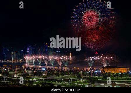 Fuochi d'artificio del Qatar Giornata Nazionale a Corniche Foto Stock