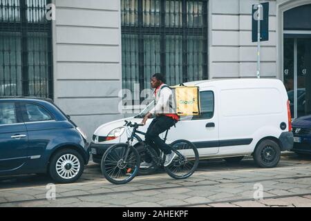 L'Italia, Milano, 30 Maggio 2019: Il cibo è deliveryman escursioni in bicicletta lungo la strada. Foto Stock