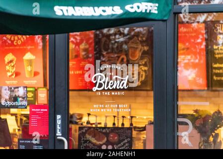 Vista interna/esterna di caffè Starbucks a Duluth, Georgia. (USA) Foto Stock