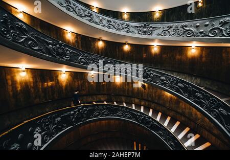 Vaticano - il Ott 16, 2018. Scala del Bramante in Vaticano Musei. La doppia elica scala è la famosa destinazione di viaggio del Vaticano e Roma. Foto Stock