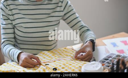 Tagliate femmina shot designer che lavora al suo progetto. Foto Stock