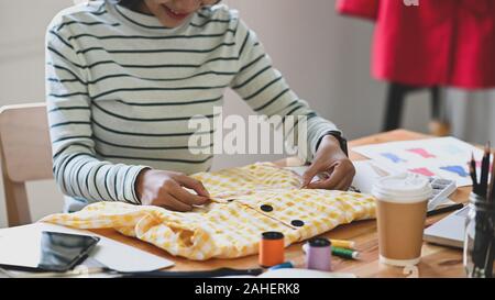 Tagliate femmina shot designer che lavora al suo progetto. Foto Stock