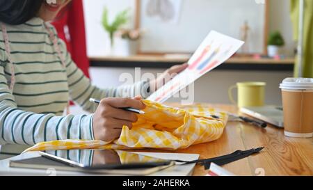 Tagliate femmina shot designer che lavora al suo progetto. Foto Stock