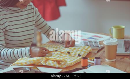 Tagliate femmina shot designer che lavora al suo progetto. Foto Stock