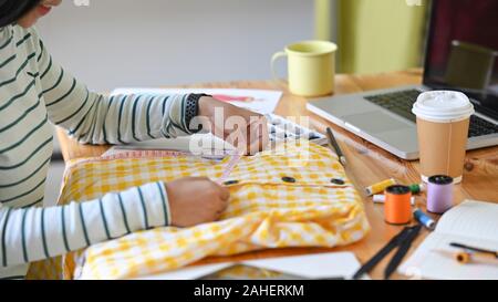 Tagliate femmina shot designer che lavora al suo progetto. Foto Stock