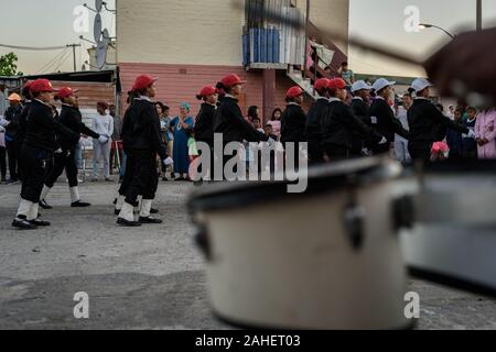 Marching Band in pista e farmaco infestati South African Cape Town sobborgo di Hanover Park andando attraverso i loro passi Foto Stock