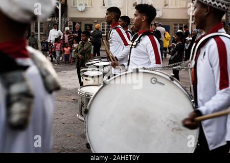 Marching Band in pista e farmaco infestati South African Cape Town sobborgo di Hanover Park andando attraverso i loro passi Foto Stock