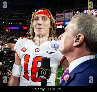 Glendale, AZ U.S. 28 dicembre, 2019. A. Clemson Tigers quarterback Trevor Lawrence (16) dopo il NCAA PlayStation Fiesta Bowl partita di calcio tra Ohio State Buckeyes e la Clemson Tigers da 29-23 vincere a State Farm stadium di Glendale, AZ Thurman James/CSM/Alamy Live News Foto Stock