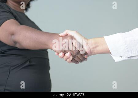 Imprenditrici o dirigenti professionali stringono le mani. Impostazione di Office. Benvenuti a bordo o dopo un buon affare. Primo piano. Foto Stock