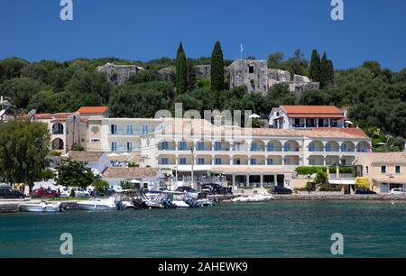 La famosa località balneare di Kassiopi a nord-Ovest Corfu, Grecia Foto Stock