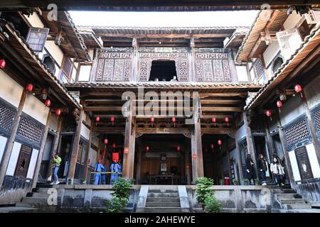 Yongan. 28 dicembre, 2019. Foto scattata a Dic. 28, 2019 mostra una vista di Anzhenbao, un 19-secolo edificio residenziale, in Yong'an, a sud-est della Cina di provincia del Fujian. Costruzione di Anzhenbao iniziato nel 1885 e ha preso 14 anni per completare. La massiccia terra sbattuta edificio ha più di 360 camere, con circa 6 mila metri quadrati di spazio. Credito: Lin Shanchuan/Xinhua/Alamy Live News Foto Stock