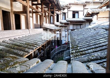 Yongan. 28 dicembre, 2019. Foto scattata a Dic. 28, 2019 mostra una vista di Anzhenbao, un 19-secolo edificio residenziale, in Yong'an, a sud-est della Cina di provincia del Fujian. Costruzione di Anzhenbao iniziato nel 1885 e ha preso 14 anni per completare. La massiccia terra sbattuta edificio ha più di 360 camere, con circa 6 mila metri quadrati di spazio. Credito: Lin Shanchuan/Xinhua/Alamy Live News Foto Stock