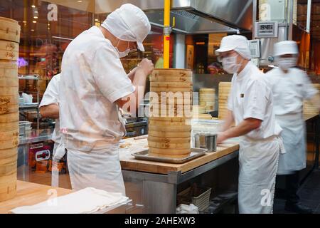 SINGAPORE -9 DEC 2019- Vista di cuochi preparare vaporizzato xialongbao gnocchi in un Din Tai Fung dumpling ristorante nella Suntec City a Singapore. Foto Stock
