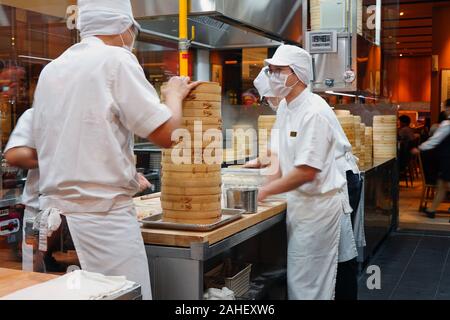 SINGAPORE -9 DEC 2019- Vista di cuochi preparare vaporizzato xialongbao gnocchi in un Din Tai Fung dumpling ristorante nella Suntec City a Singapore. Foto Stock