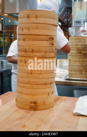 SINGAPORE -9 DEC 2019- Vista di cuochi preparare vaporizzato xialongbao gnocchi in un Din Tai Fung dumpling ristorante nella Suntec City a Singapore. Foto Stock
