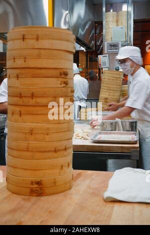 SINGAPORE -9 DEC 2019- Vista di cuochi preparare vaporizzato xialongbao gnocchi in un Din Tai Fung dumpling ristorante nella Suntec City a Singapore. Foto Stock