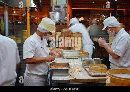 SINGAPORE -9 DEC 2019- Vista di cuochi preparare vaporizzato xialongbao gnocchi in un Din Tai Fung dumpling ristorante nella Suntec City a Singapore. Foto Stock