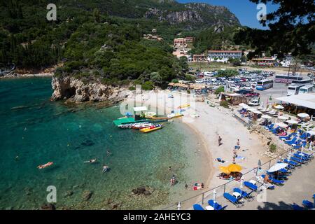 Spiaggia Agios-Petros vicino a Paleokastritsa, Corfù, Grecia Foto Stock