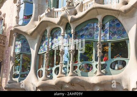 Barcellona, Spagna - 27 Maggio 2017: turisti dentro la Casa Batllo, un edificio progettato dall architetto Antoni Gaudi, leader del modernismo catalano. Foto Stock