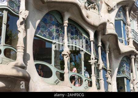 Barcellona, Spagna - 27 Maggio 2017: turisti dentro la Casa Batllo, un edificio progettato dall architetto Antoni Gaudi, leader del modernismo catalano. Foto Stock