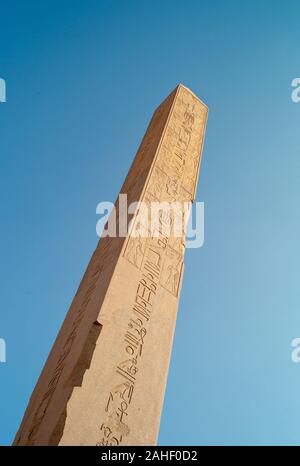 Obelisco della Regina Hatshepsut nel Tempio di Karnak, un ago di granito monolite a Luxor, Egitto, isolato sul cielo blu Foto Stock