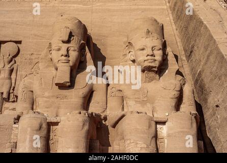 Abu Simbel - due colossali statue del faraone Ramesse II il Grande Tempio in Egitto Foto Stock