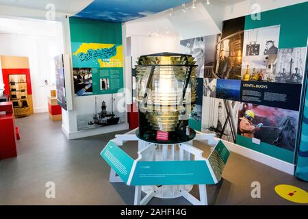 Le schede di informazioni e il faro artefatti correlati nel faro Visitor Center a Portland Bill lighthouse, Dorset, England, Regno Unito Foto Stock