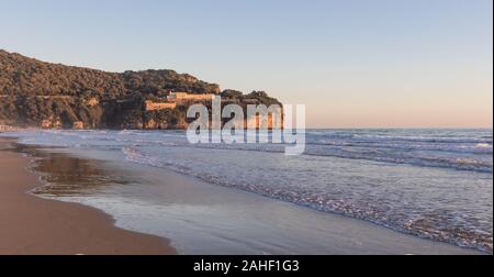 Una località molto famosa lungo il Golfo di Gaeta, la spiaggia di Serapo è lunga 1,5 km e una delle spiagge di sabbia più belle del Mar Mediterraneo Foto Stock