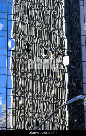 Immagine distorta del vicino edificio per uffici riflessa da un grattacielo in vetro nel Distretto Finanziario di San Francisco, Stati Uniti d'America Foto Stock