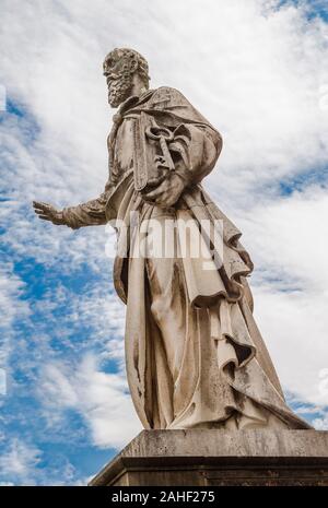 La scultura dell apostolo Pietro davanti alla Basilica di San Giovanni apostolo ed evangelista, San Michele e l Immacolata Concezione in c Foto Stock