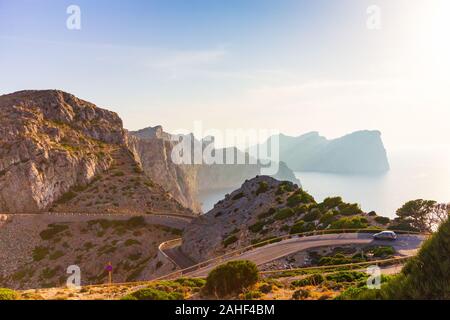 Tramonto nelle montagne rocciose di Formentor su Mallorca sulla strada per Cap de Formentor Foto Stock