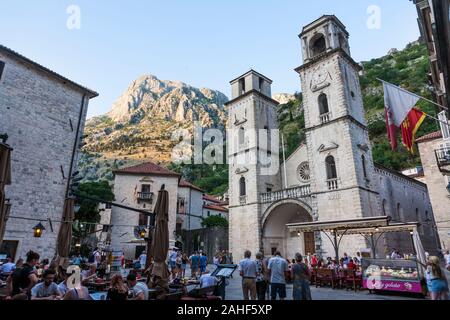 San Trifone's Cathedral (Katedrala Sv Tripuna) nella omonima piazza (Trg Sv Tripuna) e fortificazioni della città sopra: Kotor, Montenegro Foto Stock