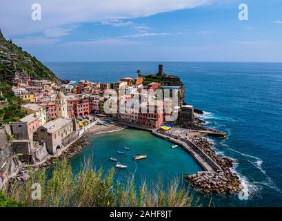 Vernazza Village, vista in elevazione, Cinque Terre, Sito Patrimonio Mondiale dell'UNESCO, Liguria, Italia Foto Stock