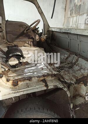 Smontaggio interno di un camion distrutto in un incidente di automobile Foto Stock