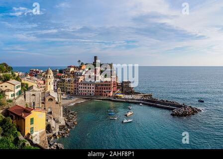 Vernazza Village, vista in elevazione, Cinque Terre, Sito Patrimonio Mondiale dell'UNESCO, Liguria, Italia Foto Stock