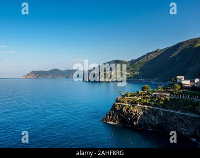 Costa delle Cinque Terre visto da Manarola, Sito Patrimonio Mondiale dell'UNESCO, Liguria, Italia Foto Stock